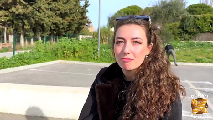 Doğal Büyük Göğüslü Genç Fransız Güzeli, Iyi Bir Sikiş Arıyor.