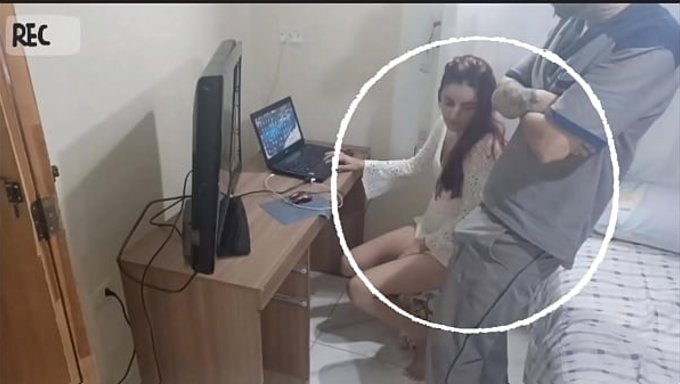 Bakımcı, Ateşli Ev Hanımının Arzularını Yerine Getirdi.