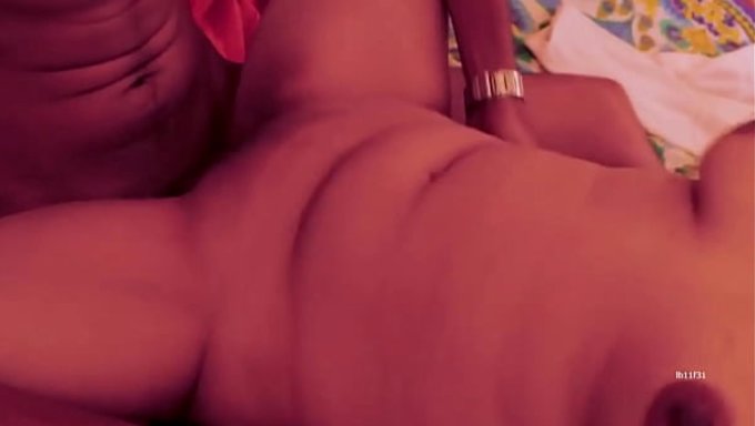 Bhabhi Bu Ateşli Videoda Kocaman Bir Aleti Hem Ağzına Hem Amına Alıyor.