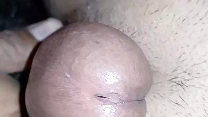 Tüylü 18+ Genç, 69'Da Devasa Bir Yarrağa Meydan Okuyor