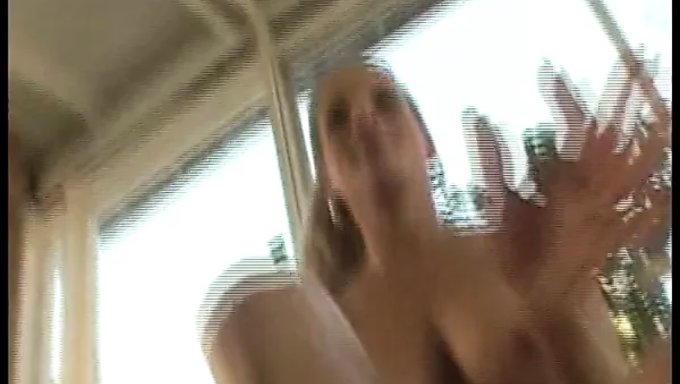 Büyük Göğüslü Alman Milf, Sakso Ve Anal Seks Alıyor