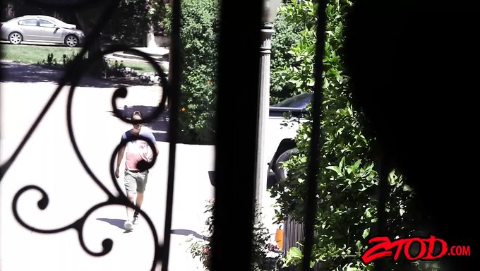 Sarışın Milf Olivia Austin Ağzına Devasa Bir Yarak Alıyor Ve Boğazına Kadar Alıyor