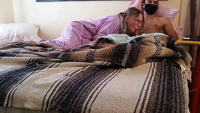 Sıcak Gay Genç, Olgun Bir Adama Sakso Çekiyor