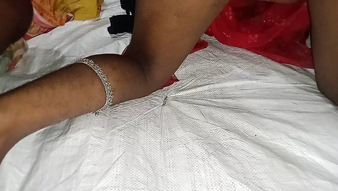 Kamusal Alanda Yakalanan Yumuşak Hintli (18+) Çift