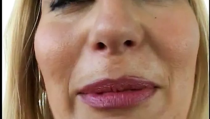 Güzel Porno Yıldızı Büyük Yarakla Anal Ve Oral Seksin Tadını Çıkarıyor
