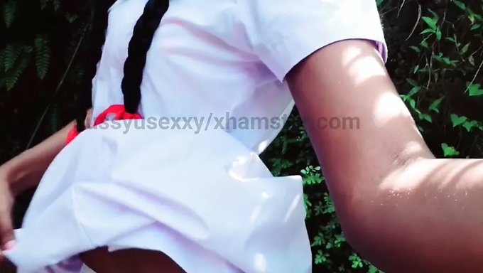 Sri Lankalı Üniversite Kızının Açık Havada Mastürbasyonu