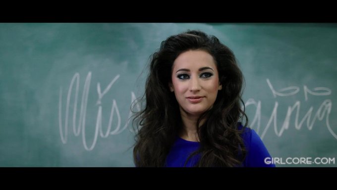 Lezbiyen Öğretmenler, Yaramaz Bir Öğrenciyi Ağız Sulandıran Bir Sahnede Cezalandırıyor