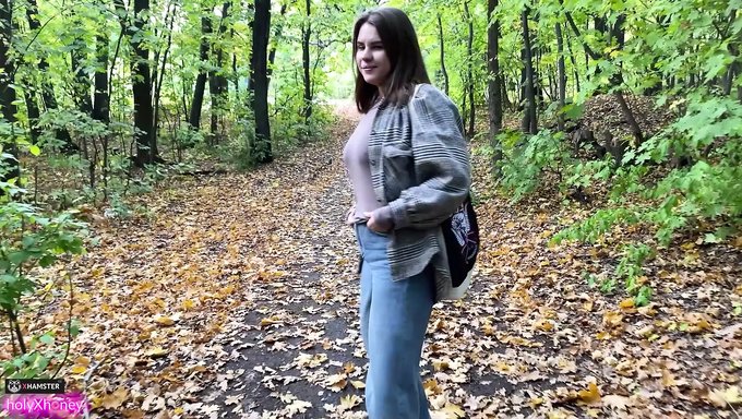 18+ Genç, Harika Bir Açık Havada Büyük Bir Yaraklı El Işi Yapıyor