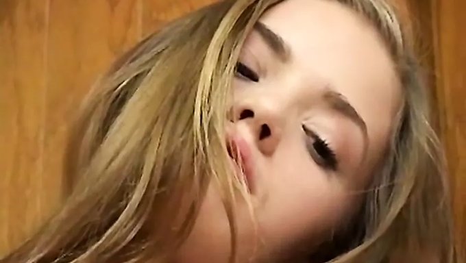 Küçük Göğüslü Amatör Kendini Tatmin Etmek Için Bir Dildo Kullanıyor