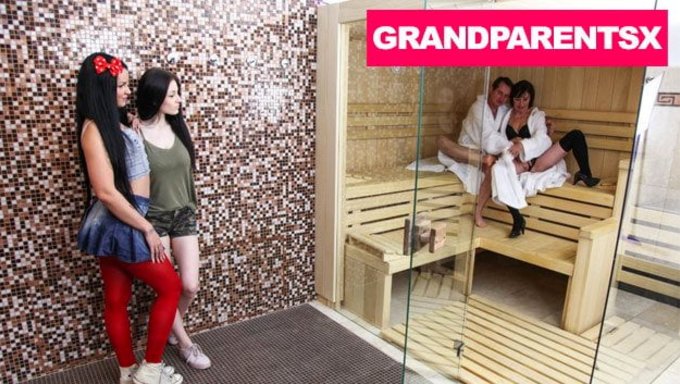 Iki Genç Kadın, Spa'Da Cinsel Arzularını Keşfediyor