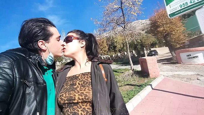 Amatör Çift, Halka Açık Bir Otobüste Pislik Içinde Inliyor. Bu Videoyu Izlemek Için Sabırsızlanacaksınız!