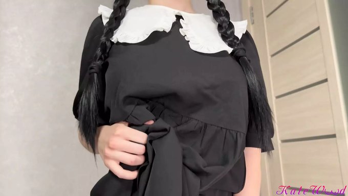 Gotik 18 Yaşındaki Kız Ilk Creampie'Sini Alıyor