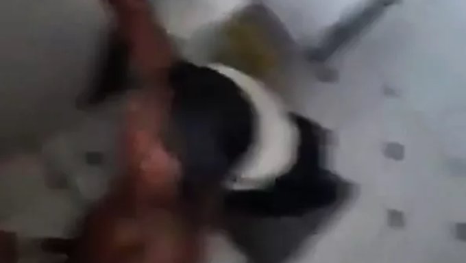 Genç Bir Adam, Yaşlı Bir Adam Tarafından Halka Açık Bir Şekilde Domine Ediliyor.