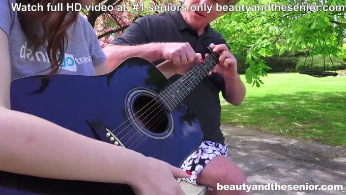 Yaşlı Adam Genç Öğrenciye Nasıl Gitar Çalınacağını Öğretiyor