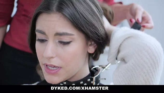 Mindi Mink, Genç Bir Kızı Domine Ediyor Ve Parmaklıyor