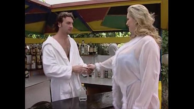Alotta Boobs'Un Patronu Elena Del Monaco, Bir Tita Kraliçesi