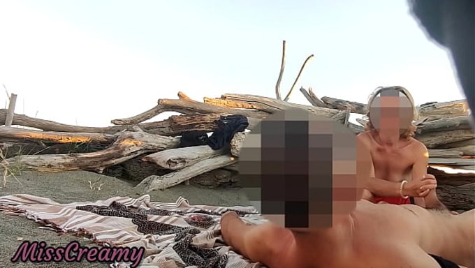 Yabancı Bir Adam, Misscreamy’nin Amını Halka Açık Plajda Boşalttı; Cesur Teşhircilik Gözler Önüne Serildi!