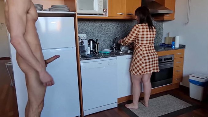 Olgun Kadın Montse Swinger, Genç Bir Adam Tarafından Mutfakta Sertçe Sikerken.