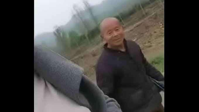 Ateşli Bir Kız Yaşlı Adamı Baştan Çıkarıp Deli Gibi Sikişti.