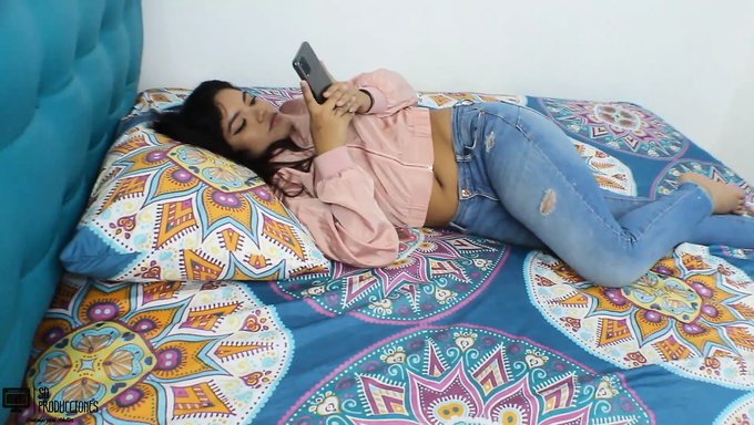 Üvey Kardeşimin Seksi Üvey Kardeşi Bu Ev Yapımı Videoda Sakso Çekiyor Ve Boşalıyor