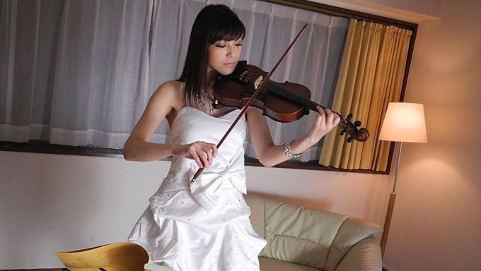 Azgın Yuria Tominaga'Nın Parmakları Onun Amında Sihirlerini Çalıştırıyor