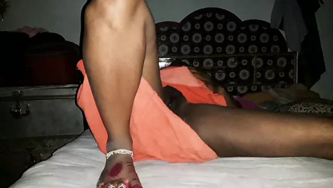 Hintli Genç (18+), Bu Hd Videoda Büyük Bir Yarakla Orgazm Oluyor