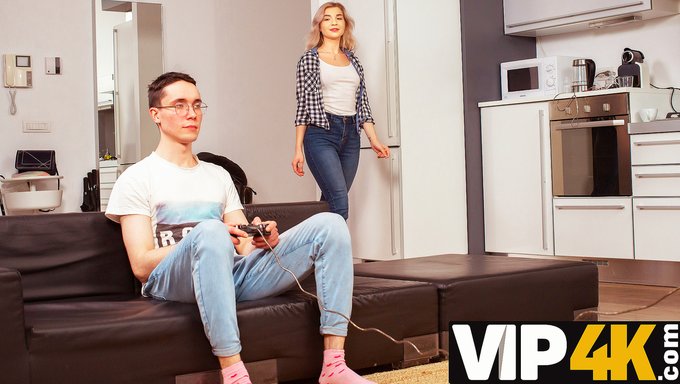 Rus Genç Anna Krowe, Cowgirl Pozisyonunda Büyük Bir Yarak Alıyor