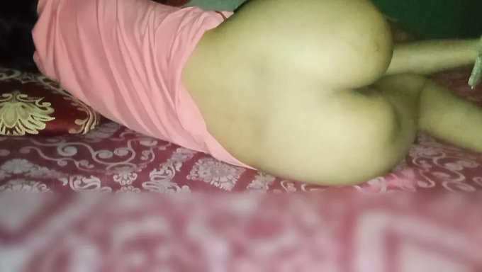 Desi Karısı Zafer Deliğinde Küçük Bir Parmak Oyununun Tadını Çıkarıyor