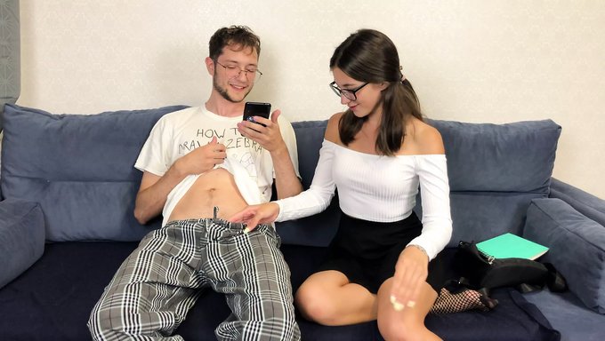 Üvey Erkek Kardeşiyle Yapılan El Işinden Büyük Yarak Boşalması