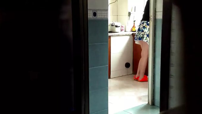 Mutfakta Asyalı Milf: Sıcak Bir Karşılaşma