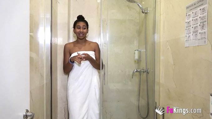 18+ Genç Bebek, Diğer Adamlar Tarafından Amını Yalatıp Siktiriyor