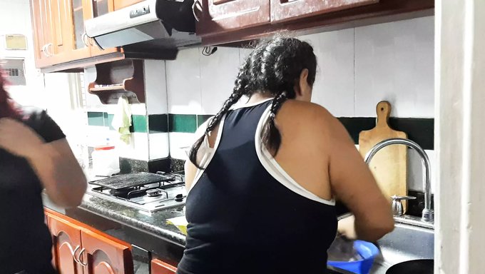 Üvey Annem Izlerken Hizmetçiyi Sikiyorum