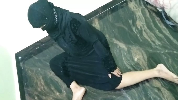 Olgun Bir Müslüman Kadının Büyük Yarrağı Baştan Çıkarması