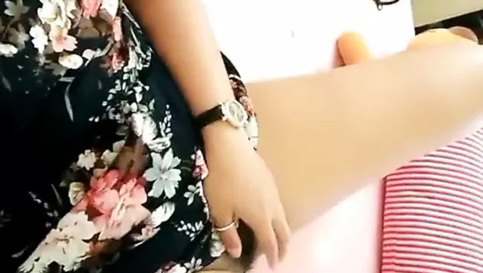 Winnie Gogo'Nun Büyük Doğal Göğüsleri Canlı Aksiyonda