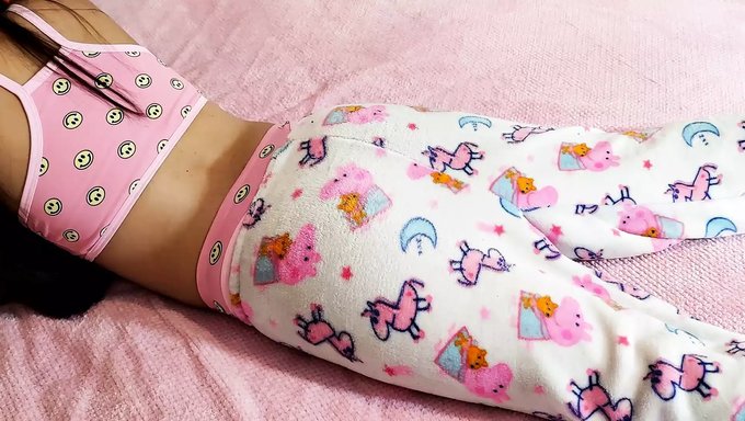 Pembe Giyen Sıcak Genç Latin Kız Beceriliyor