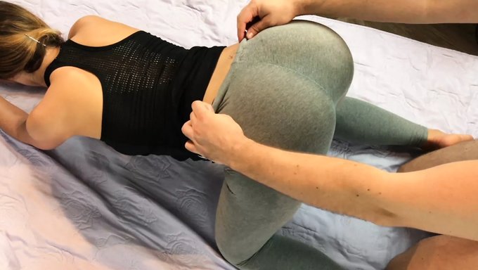 Amatör Esmer Sıkı Poposuna Büyük Bir Yarrak Alıyor