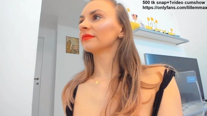 Tayt Ve Çorap Giyen Avrupalı Genç Kız