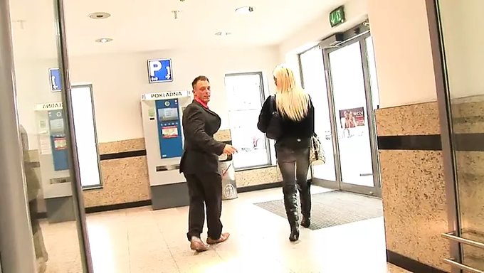Büyük Amatör Göğüsler Ve Popo, Büyük Bir Yarak Tarafından Beceriliyor