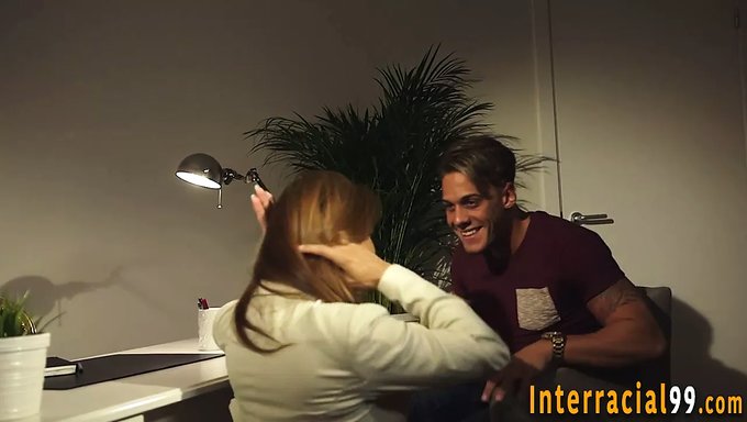 Penis Ve Penis Bu Milf Videosunda Sert Bir Yolculuğa Çıkıyor