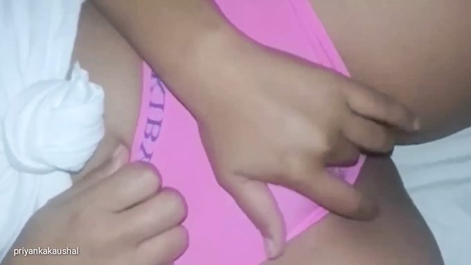 Hintli Okul Kızı Tek Başına Oyunun Tadını Çıkarıyor Ve Amını Siktiriyor