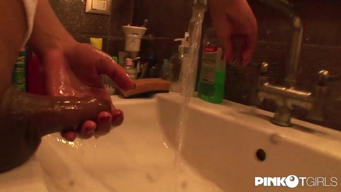 Pinko Tgirls Sıcak Bir Üçlü Macerasında