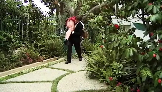 Bu Muhteşem Porno Videosunda, Büyük Göğüslü Ve Arzulu Bir Tavırla Muhteşem Bir Kız Izleyin