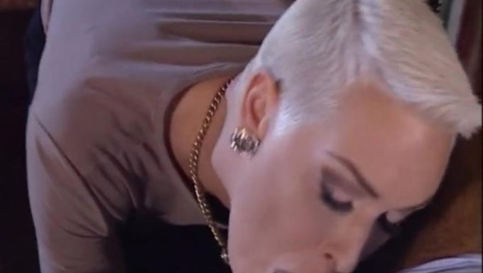 Retro Italyan Porno Yıldızı Büyük Yarakla Sertleşiyor