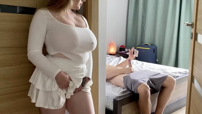 Üvey Kız Kardeşim Beni Yatağında Mastürbasyon Yaparken Yakaladı. Iyice Azdı.