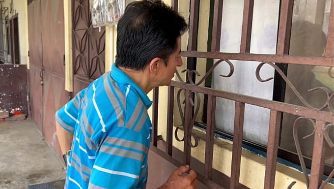 Göğüsleri Dolgun Latin Hatun Sıkışıyor, Yaşlı Sapık Da Ona Yardım Ediyor, Fırsatı Kaçırmıyor - Real Homemade