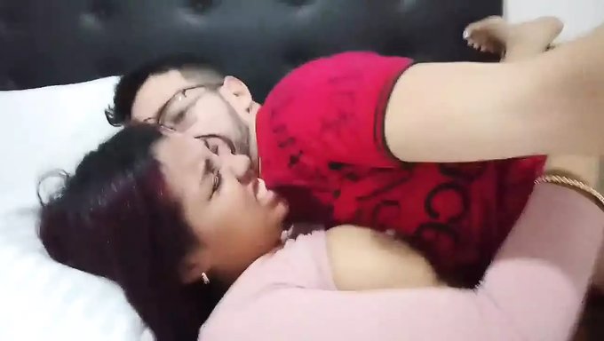 Büyük Doğal Göğüslere Sahip Bir Genç Kızın Hd Videosu, Yüzüne Boşalma Alıyor