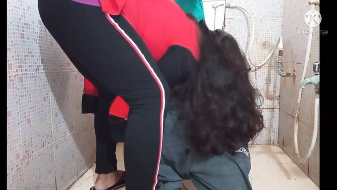 Genç (18+) Hint Kızı Banyoda Kıçına Ve Penisine Sikişiyor
