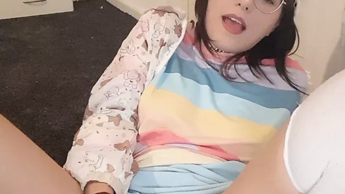 Küçük Göğüslü 18+ Latin Kız, Seks Oyuncaklarıyla Oynamaktan Keyif Alıyor