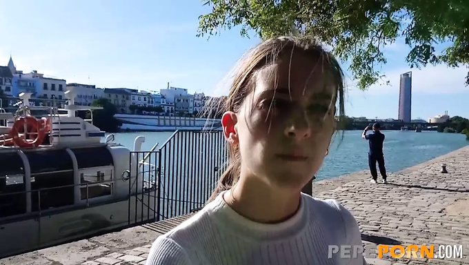 Genç Anita, Iki Iyi Donanımlı Erkekle Üçlüden Keyif Alıyor
