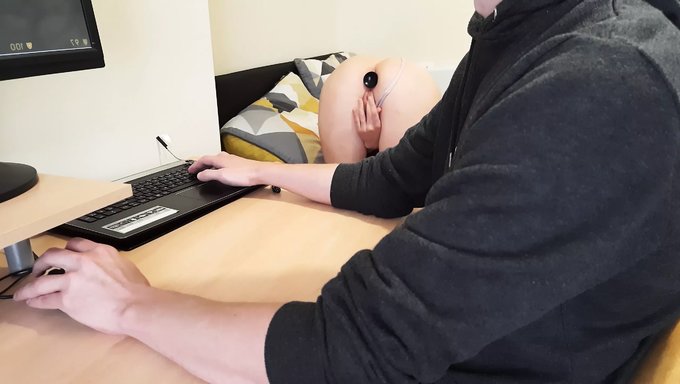 Alman Bir Genç Kızın Amıyla Oynadığı Hentai Videosu